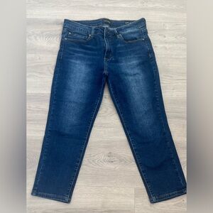 Tahari mid-ride Hannah capri.